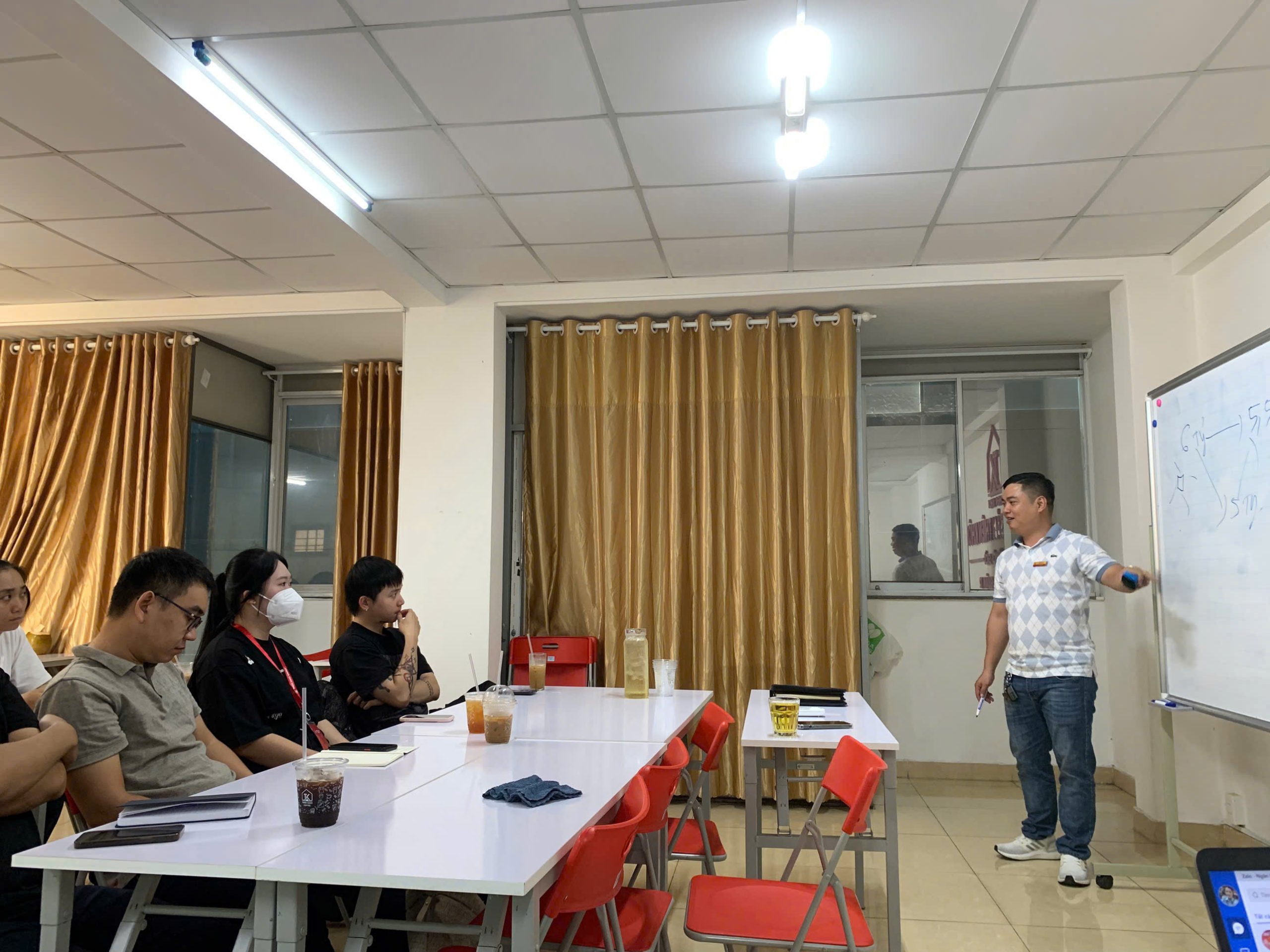 dao tao nhan vien moi giam doc le van diep scaled